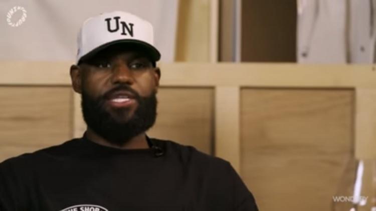 詹姆斯打趣：我等不及和孙子辈举起写我狂砍101分的那张纸了